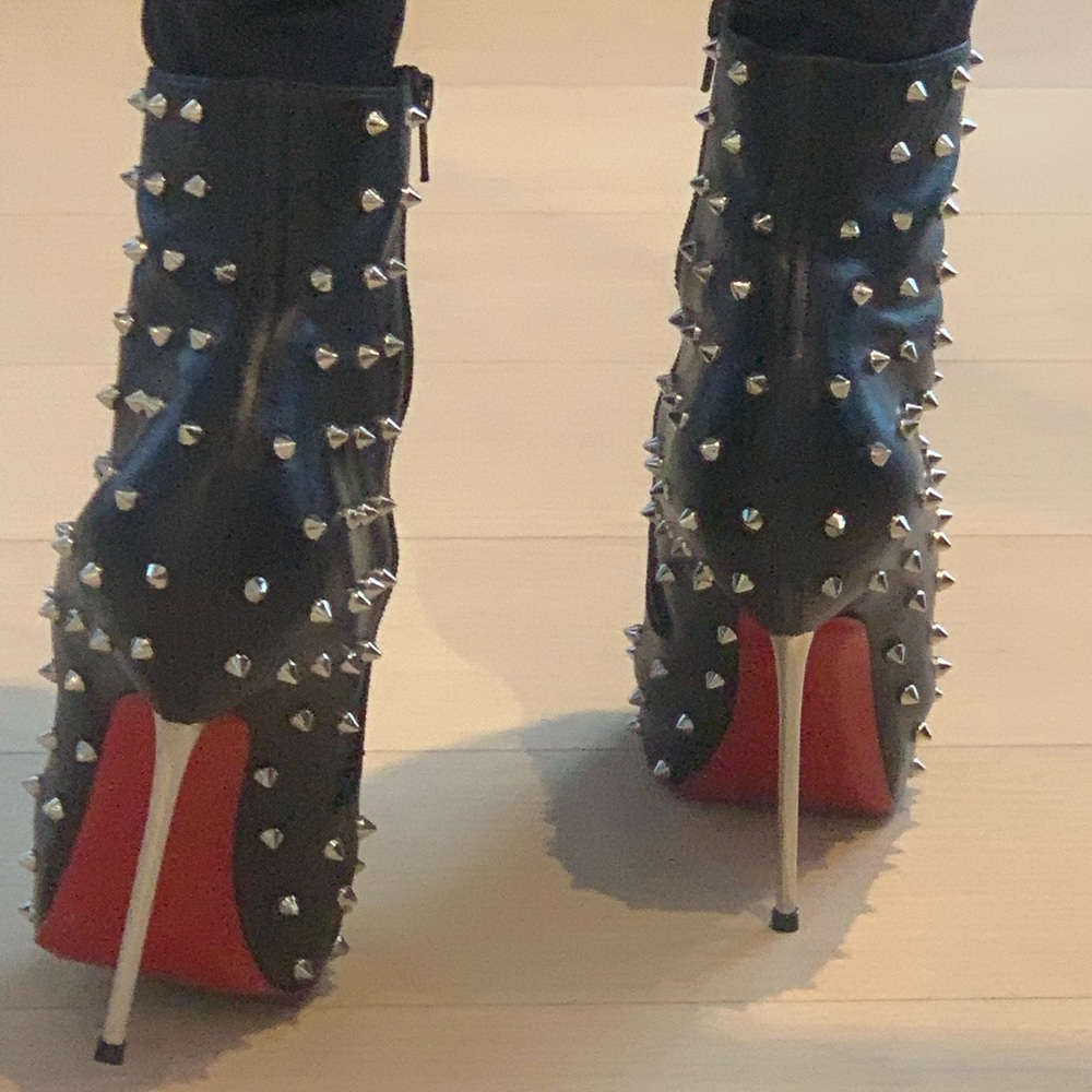 🔥 Christian Louboutin Lip spike Bootie